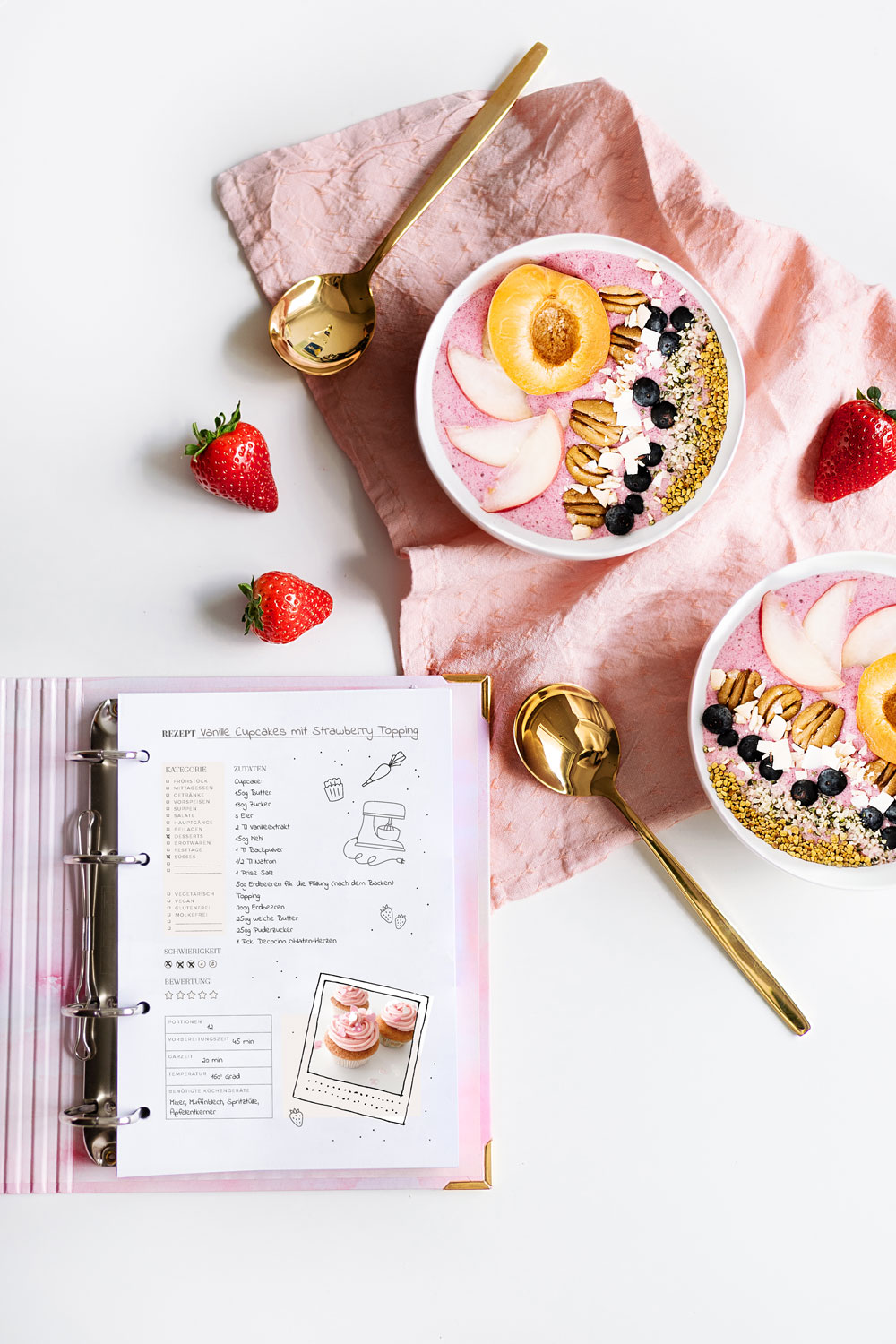 Rezeptkarte ausgefüllt mit Cupcakes Rezept und Smoothie Bowls