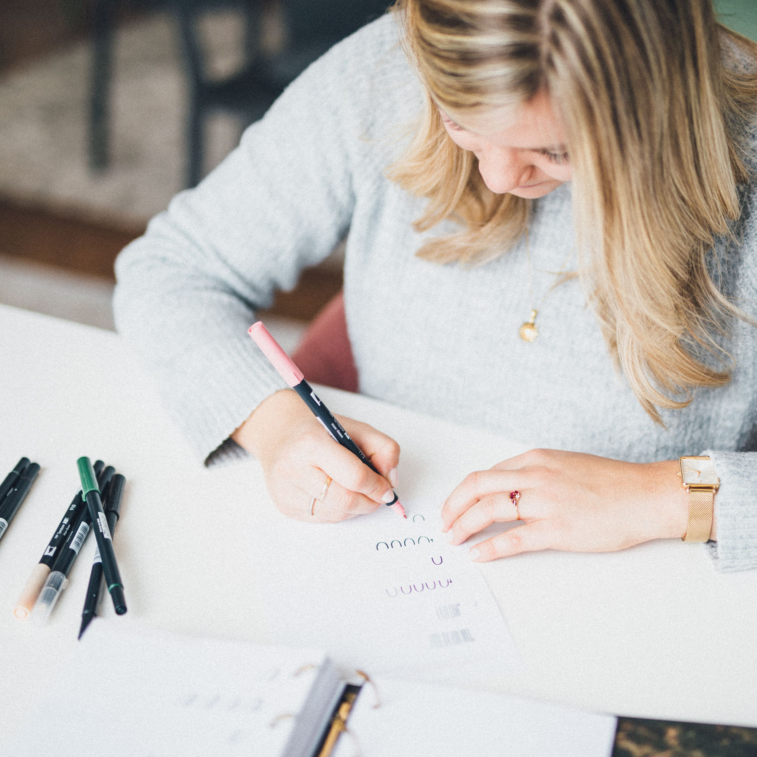 Mädchen beim Handlettering und Brushlettering üben
