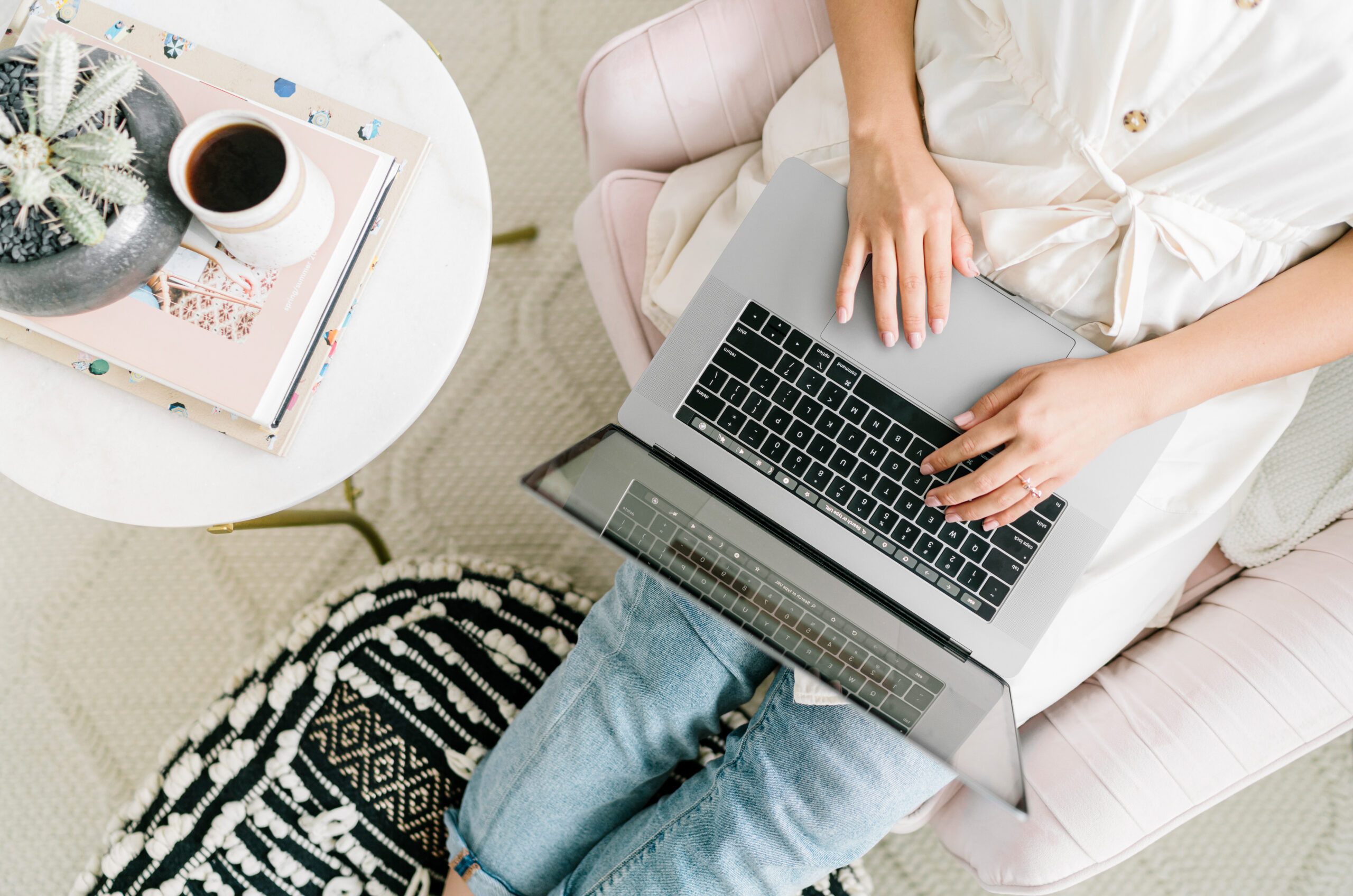 Zeitmanagement Laptop und Frau im Sessel