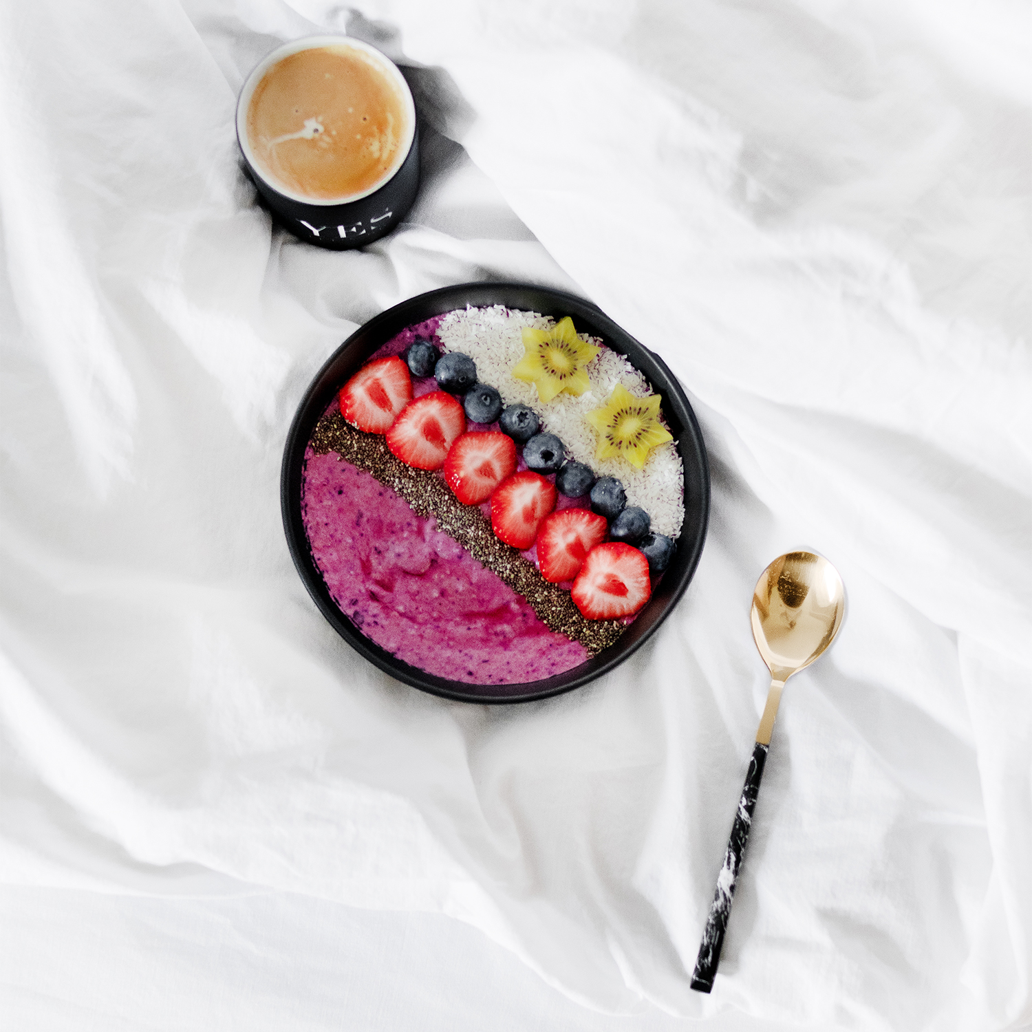 Super leckere Smoothie Bowl mit Beeren