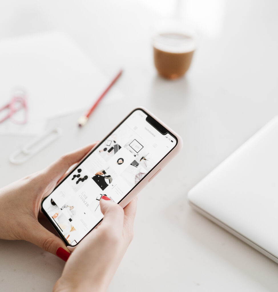 Nutzung von Instagram auf dem Handy am Schreibtisch