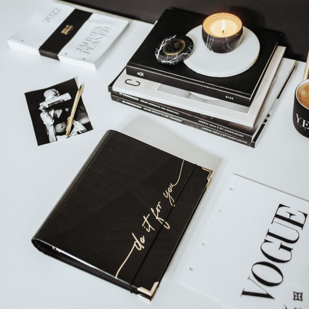 Planer noir auf Schreibtisch mit Planungs Accessoires