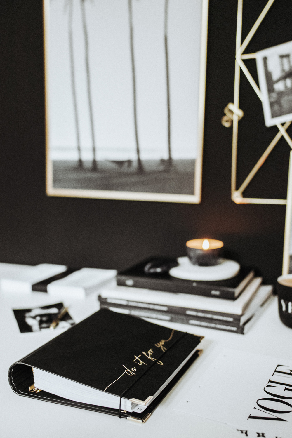 Ringbuch noir auf Schreibtisch